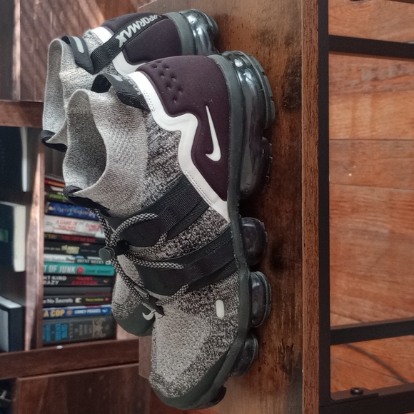 Nike Gray and Black Sneakers Utility - Picture 2 of 5